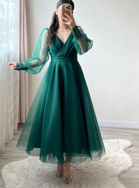 Party Wear Gowns Western, Gown Western, Red Green Dress, Gaun Koktail, Dresses Pakistani, Simple Frock Design, Green Wedding Dresses, Embroidered Dresses, Minimalist Dress