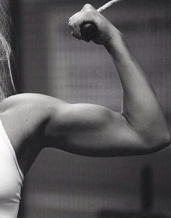 Women Arm Muscles Inspiration, Womens Arms Muscles, Gym Aesthetic Muscle Women, Muscle Gain Aesthetic, Gym Aesthetic Weightlifting, Female Muscle Aesthetic, Muscled Arms Women, Arm Day Aesthetic, Muscle Astethic