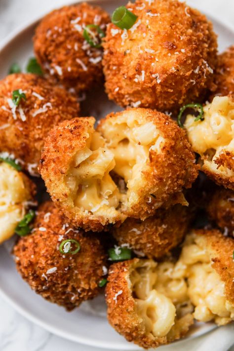 Deep Fried Mac And Cheese, Cheese Calories, Mac And Cheese Balls Recipe, Mac And Cheese Rezept, Mac And Cheese Balls, Fried Mac N Cheese Balls, Fried Balls, Cheese Balls Recipe, Mac N Cheese Balls