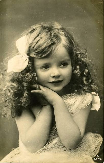 Vintage Foto's, Vintage Children Photos, Image Vintage, Free Vintage Printables, Portrait Vintage, Victorian Photos, Vintage Portrait, Vintage Picture, Vintage Paris