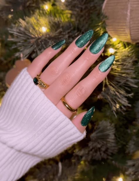 The 25 Best Velvet Nail Ideas for a Luxurious Set Emerald Nails, Velvet Nails, Manicure Gel, Green Nail, Glamorous Nails, Thanksgiving Nails, Sparkly Nails, Xmas Nails, Pretty Acrylic Nails