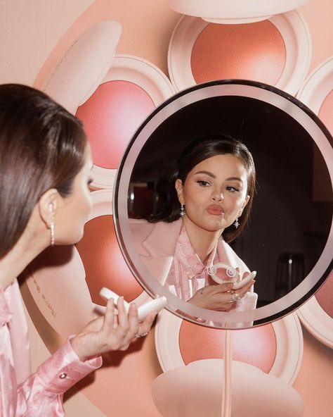 Every #glamqueen knows they're nothing without a makeup mirror – you've got to see yourself in the perfect light after all. At the link in our bio, we've rounded up our top picks to help level-up your makeup and your #selfie game 💋 📷 #SelenaGomez via @rarebeauty Selena Gomez Perfume, Rare Beauty Selena Gomez, Too Much Blush, Selena Gomez Rare Beauty, Selena Gomez Rare, Selena Gomez Makeup, Selena Gomez Wallpaper, Rare Beauty By Selena Gomez, Selena Gomez Cute