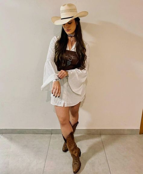 Look Agro, Outfit Vaquera, Country Glam Outfit, Vestidos Country, Look Coutry, Traje Cowgirl, Bota Western, Cowgirl Couture, Casual Country Outfits