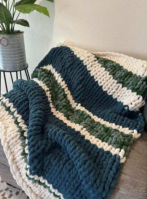 Yarn Blanket Ideas, How To Make A Thick Yarn Blanket, Things To Do With Chunky Yarn, Hand Knit Blanket Patterns, Puffy Blanket Crochet, Handmade Blankets Diy Chunky Knits, Puffy Yarn Blanket, Crochet Blanket Chunky Yarn, Fluffy Crochet Blanket