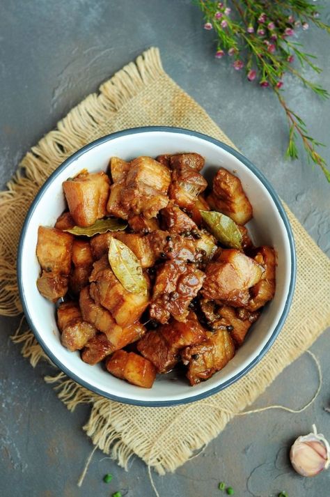 Bring the most authentic Filipino pork adobo taste home with this essential recipe and learn all the surprising variations you can make. #porkadobo Filipino Pork Adobo, Pork Adobo Recipe, Pork Adobo, Low Carb Pork, Filipino Recipe, Filipino Dish, Adobo Recipe, Adobo Chicken, Marinated Pork