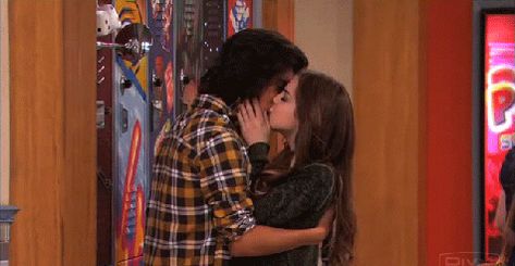 Beck and Jade (Victorius) Jade And Beck Kiss, Jade And Back, Jade West And Beck Oliver, Victorious Jade And Beck, Jade E Beck, Jade Y Beck, Old Nickelodeon Shows, Victoria Justice Victorious, Zac Efron Shirtless