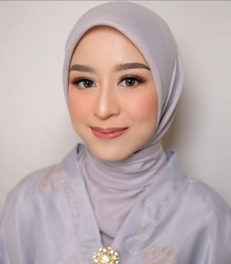 Make Up Looks Graduation, Make Up Tunangan, Makeup Engagement Look, Make Up Bridesmaid Hijab, Makeup Graduation Ideas, Make Up Looks For Graduation, Graduation Natural Makeup, Simple Makeup Looks For Graduation, Make Up Perpisahan