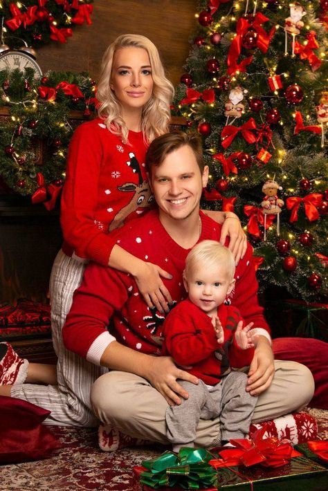 Diy Christmas Photoshoot, Christmas Photography Family, Baby Christmas Photography, Christmas Baby Pictures, Christmas Poses, Christmas Family Photoshoot, Family Christmas Outfits, Baby Christmas Photos, Xmas Pictures