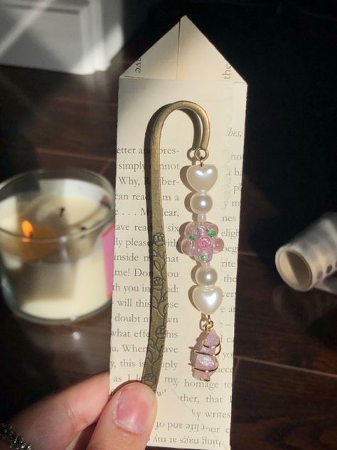 Metal bookmarks with raw crystals for all the booklovers out there!! Only two remaining in shop loves☺️ Bookmark Charms Diy, Metal Bookmarks Diy, Diy Beaded Bookmarks, Bookmarks Beads, Cute Aesthetic Bookmarks, Beaded Bookmarks Diy, Bookmark Bracelet, Bookmarks Handmade Aesthetic, Bookmark Jewelry