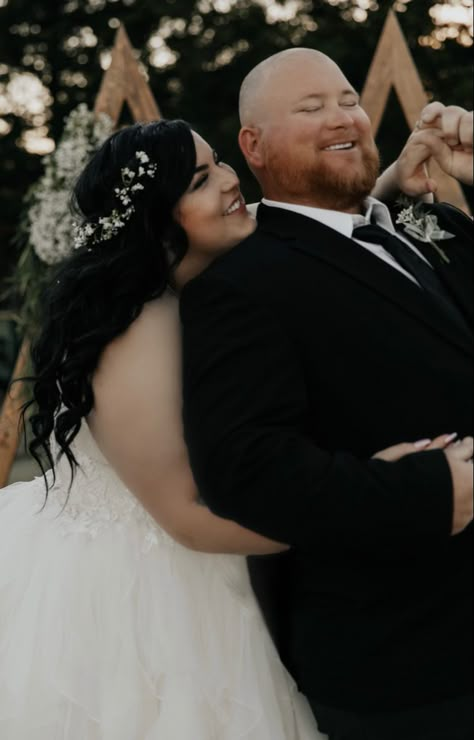 Wedding Day Poses Plus Size, Bigger Bride Photography, Plus Size Brides Poses, Wedding Couple Poses Plus Size, Plus Size Bridal Photography, Poses For Plus Size Brides, Wedding Pictures Plus Size Bride, Wedding Photo Ideas For Bigger Couples, Wedding Photography Poses Plus Size