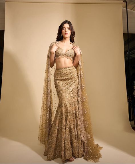 Mermaid Reception Dress, Fishtail Lehenga Designs, Mermaid Skirt Lehenga, Indian Wear Hairstyles, Bodycon Lehenga, Western Lehenga Designs, Fish Cut Lehenga Designs, Sangeet Outfits For Bridesmaid, Fish Cut Lehenga Indian