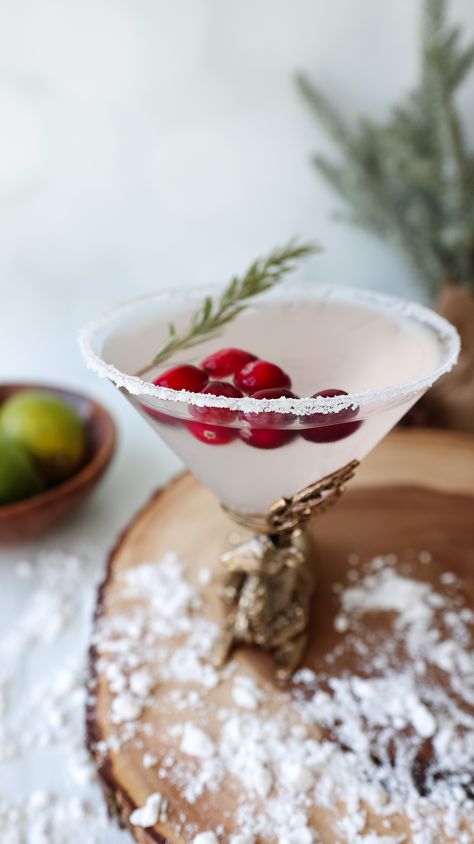 Winter White Cosmo Winter White Cosmo Bonefish, Winter Cosmo Recipe, White Christmas Cosmopolitan, Christmas Cocktails Martini, White Christmas Cosmo, Christmas Wedding Drinks, Mistletoe Cosmo, Winter Bar Drinks, Winter Hosting Ideas