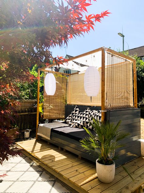 DIY Pallet sofa cabana.  DIY garden daybed or cabana made from 9 pallets, some cladding, and about 3 million screws. Created by a complete idiot. Garden Daybed Ideas, Diy Cabana Bed, Daybed Diy Outdoor, Backyard Daybed Ideas, Daybed Outside, Diy Patio Daybed, Pallet Cabana, Cabana Ideas Backyard Poolside, Deck Daybed