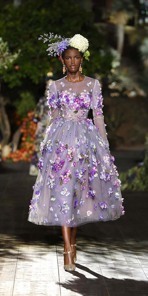 Dolce  Gabbana’s Midsummer Night’s Dream: Alta Moda Autumn/Winter 2015/16 — Très Haute Diva Dolce Gabbana Alta Moda, Floral Fashion, Gorgeous Gowns, Couture Collection, Beautiful Gowns, Italian Fashion, Couture Fashion, Evening Gown, Pretty Dresses