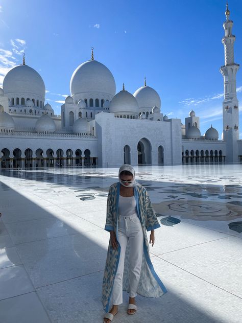 Dubai Ootd Street Styles, Mosque Outfits Women, Sheik Zayed Mosque Outfit, Qatar Fashion Woman, Outfit Ideas For Turkey Vacation, Qatar Outfit Ideas Women, Mosque Outfit Ideas, Abu Dhabi Photo Ideas, Sheikh Zayed Grand Mosque Outfit