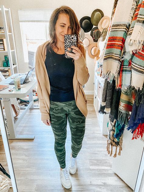 What To Wear With Camo Leggings, Camo Joggers Outfit Women, Camo Joggers Outfit, Camo Costume, White Veja Sneakers, Camo Leggings Outfit, Basic Loungewear, Joggers Outfit Women, Leggins Outfit