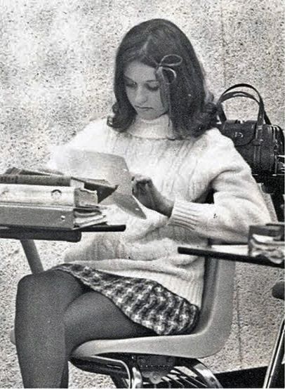 Hair Tumblr, 60s Aesthetic, 60s Hair, 60s 70s Fashion, Lisa Bonet, 60s And 70s Fashion, Sixties Fashion, Jane Birkin, Reading A Book