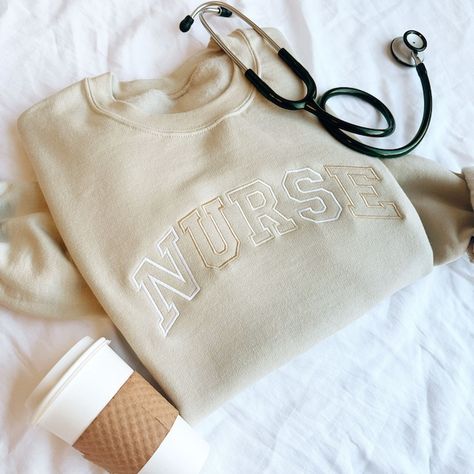 SEmbroideredBoutique - Etsy Canada Registered Nurse Sweatshirt, Cricut Nurse Gifts, Nurse Sweatshirt Ideas, Cute Nurse Outfits, Nurse Embroidery Designs, Nurse Embroidery, New Nurse Gift, Nurse Accessories, Nurse Sweater