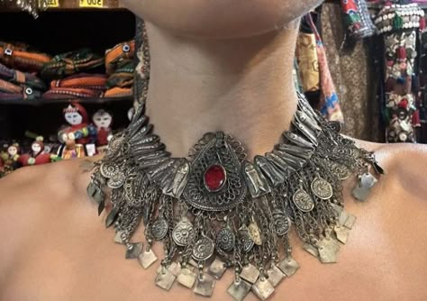 Chunky Necklace Aesthetic, Moon Knight Oc, Choker Necklace Outfit, House Targaryen Aesthetic, Slavic Jewelry, Chunky Choker Necklace, Chunky Choker, Earthy Jewelry, Necklace Outfit