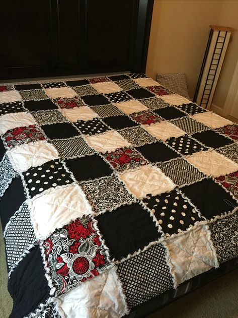 Flannel Rag Quilts, Rag Quilt Tutorial, Colchas Quilting, Rag Quilt Patterns, Black And White Quilts, Flannel Quilts, Quilting For Beginners, Rag Quilt, Custom Quilts