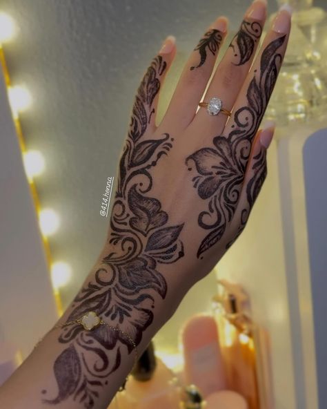 Black henna ✨🥀 DM to book!💬 . . . . . #blackhenna #khaleeji #arabic #saudi #pakistani #desi #punjabi #mehndi #frenchnails #floral #beauty #sephora #ultabeauty #perfume Khaleeji Henna Designs Dubai, Khaliji Henna Design, Black Henna Designs, Khaleeji Henna Designs, Hina Tattoo, Arab Henna, Henna Sleeve, Khaleeji Henna, Henna Black