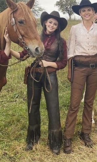 Old Western Outfits Women, Cowboy Witch, Cowgirl Witch, Lizzie And Hope, Wild West Outfits, Damon Y Elena, Jenny Boyd, Western Costumes, Cowboy Costume