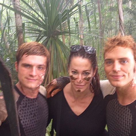 No filter this is for the hunger games fans. Here you go, out of focus but..... Life in the jungle is hard!... these two amazing talented fun funny Hunger Games Bts, Hunger Games Josh Hutcherson, The Hunger Games Cast, Hunger Games Pin, Peeta Katniss, Game Bts, Hunger Games 2, Hunger Games Peeta, Hunger Games Cast