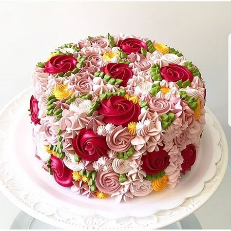 Buttercream cake! Unusual and very beautiful! Kue Ulang Tahun, Cake Cover, Cool Cakes, Floral Cake, Decorated Cakes, Cake Decorating Ideas, Cake Decorating Tips, Buttercream Cake, Cake Decor