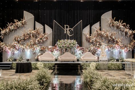 Wedding Stage Reception Decorations, Unique Reception Stage Decoration, Stage Backdrop Design Wedding, New Wedding Decorations 2023, Aesthetic Wedding Stage Decor, Wedding Stage Design 2023, Wedding Stages Modern, Reception Wedding Backdrop, New Stage Decorations