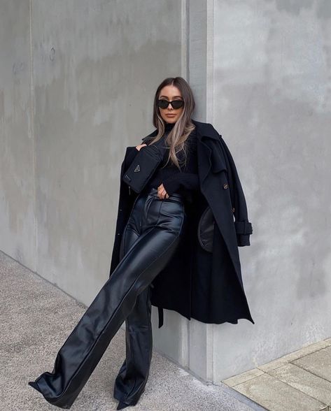 Because Of Alice, Leather Trousers Outfit, Leather Pants Outfit, Classy Winter Outfits, Monochrome Fashion, Leather Trousers, Fashion Week Street Style, Professional Outfits, Fashion Updates