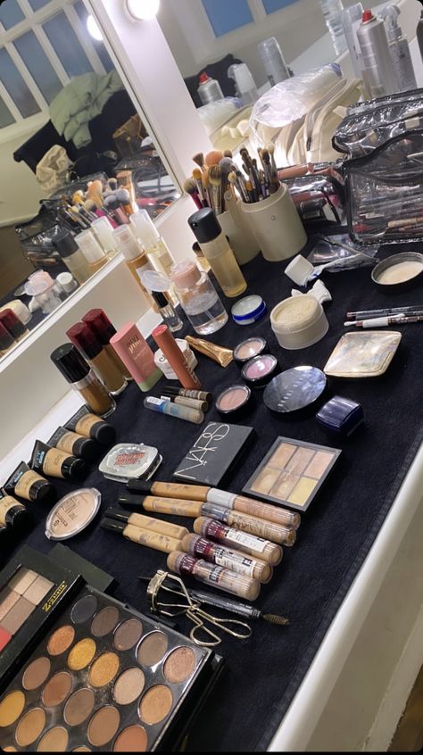 Makeup Tools Aesthetic, Mua Room, Make Up Artist Aesthetic, Makeup Artist Room, Mua Aesthetic, Makeup Artist Aesthetic, Makeup Artist Working, Makeup Artist Career, Makeup Studio Ideas