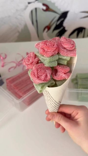 Cute Food Gift Ideas, Cute Treats To Make For Friends, Cake Gift, Sweets Gift Ideas, Desserts For Boyfriend, Birthday Gifts For A Friend, Food Bouquet, Candy Roses, Valentine Baskets