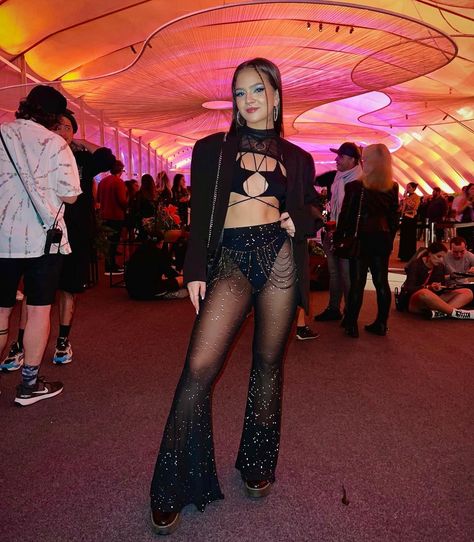 Looks Rock in Rio: tendências e 50 opções de looks Edgy Rave Outfit, Rock Festival Outfit, Rock In Rio 2022, Winter Rave Outfits, Tomorrowland Outfit, Burning Man Style, Statement Makeup, Carnaval Outfit, Coachella Party