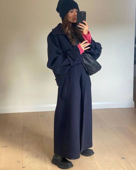 Long Navy Wool Coat, Navy Oversized Coat, Long Blue Trench Coat Outfit, Best Wool Coats Women, Navy Long Coat Outfit, Navy Blue Long Coat Outfit, Oversized Long Wool Coat, Blue Winter Coat Outfit, Navy Coat Outfit Winter Wear