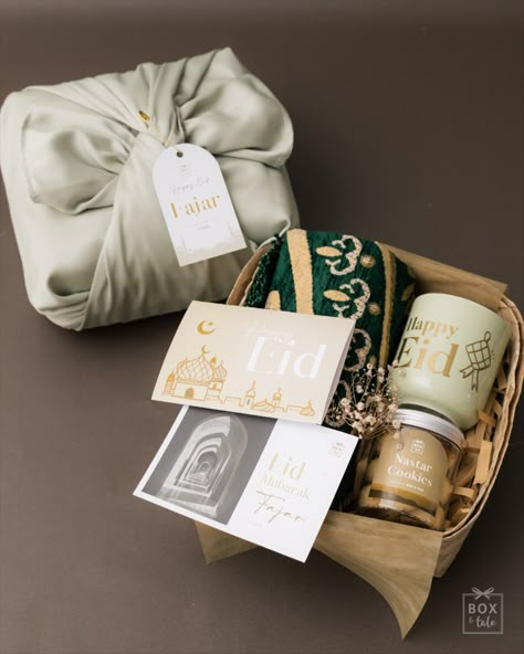 furoshiki-inspired Eid Gift Hamper Idea with prayer rug, cookies, and custom mug Lebaran Hampers Gift Ideas, Eid Gift Hamper Ideas, Ied Hampers Idea, Box Hampers Ideas Idul Fitri, Ramadhan Hampers Idea, Hampers Lebaran Aesthetic, Eid Baskets Gift Ideas, Ramadan Hamper Ideas, Eid Hampers Packaging