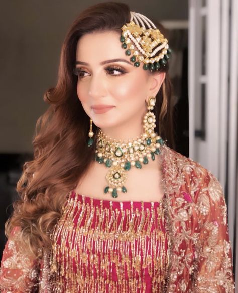 Hairstyles For Bridals Pakistani, Hairstyles With Jhumar Pakistani Bridal, Bride Jewellery Pakistani, One Sided Hairstyle, Sided Hairstyle, Pakistani Brides Jewelry Ideas, Pakistani Bride Hairstyle With Dupatta, Tikka Hairstyle, Hairstyles For Gowns