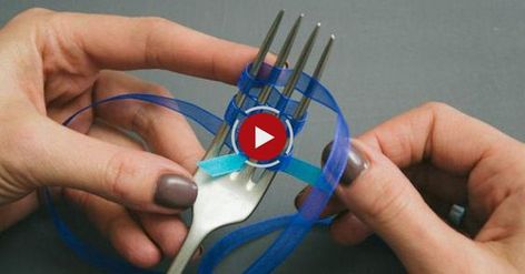 How to make perfect bow easily with a fork. Amazing tutorial. Fork Bow, How To Make A Ribbon Bow, Baby Shower Gift Favors, Ribbon Bow Tutorial, Bow Making Tutorials, Homemade Bows, Birthday Card Drawing, Perfect Bow, Ribbon Crafts Diy