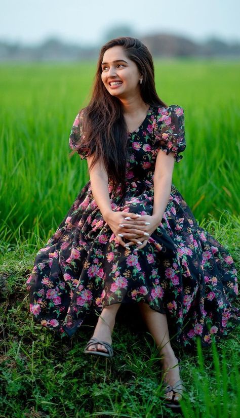 Frock Poses Photography, Long Frock Photoshoot Poses, Frock Poses Photo Ideas, Outdoor Photoshoot Ideas For Women, Vn Editing, Fancy Attire, Photo Styles, Beauty Crush, Frock Designs