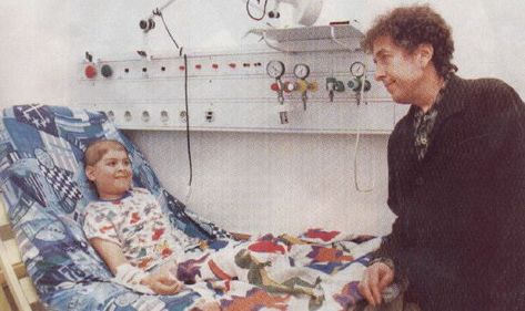 On April 5, 1998 Bob Dylan Visited Children’s Hospital | NSF Bob Dylan Family, Bob Dylan Children, The One And Only Bob, Jakob Dylan, Bob Dylan Live, Bob Dylan Lyrics, Traveling Wilburys, Blowin In The Wind, Meaningful Photos