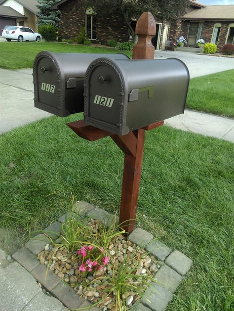 Kristen Getting Crafty!: Double Mailbox Post Makeover Double Mailbox Ideas, Double Mailbox Post Ideas, Double Mailbox, Double Mailbox Post, Diy Mailbox Ideas, Unique Mailbox, Rustic Mailboxes, Mailbox Makeover, Mailbox Landscaping