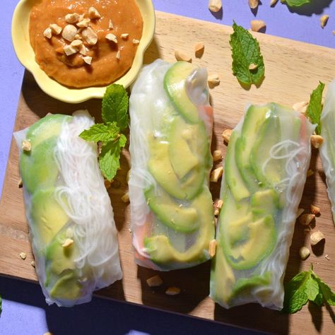 Avocado Spring Rolls with Peanut Ginger Sauce - Avocado Foodie Avocado Spring Rolls, Ginger Dipping Sauce, Kitchen Math, Vegan Spring Rolls, Cold Lunch, Veggie Recipe, Fitness Meals, Spring Roll Recipe, Fresh Beets