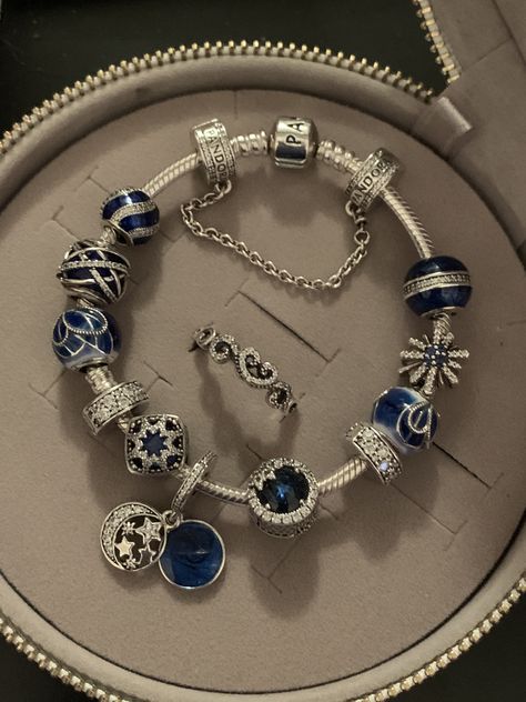 Aesthetic Bracelet, Pandora Bracelet Charms Ideas, Xoxo Jewelry, Pandora Bracelet Designs, Charms Pandora, Bracelet Pandora, Casas Coloniales, Wrist Jewelry, Jewelry Accessories Ideas