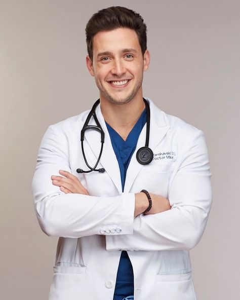 𝐃𝐫. 𝐌𝐢𝐤𝐞 𝐕𝐚𝐫𝐬𝐡𝐚𝐯𝐬𝐤𝐢 on Instagram: “I have NEVER been more proud to be a physician. I want to give a huge THANK YOU to EVERYONE in the medical community for continuing your…” Dr Mike Varshavski, Mike Varshavski, Professional Shoot, Doctor Mike, Dr Photos, Medical Photography, Doctor Outfit, Male Doctor, Dr Mike