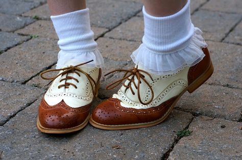 Roni feels nostalgic: "Bobby socks and a ponytail" Bobby Socks, Dr Shoes, A Ponytail, Funky Shoes, Vintage Americana, Red Lipstick, Pretty Shoes, Dream Shoes, Womens Oxfords