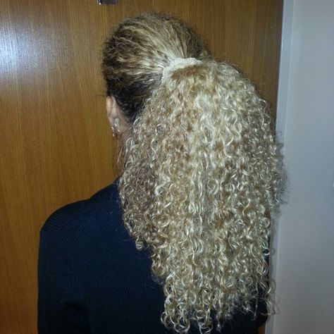 Naturally curly blonde hair! No product day. Curly Blonde Hair Black Women, Blonde Curly Hair Natural, Long Blonde Curly Hair, Curly Color, Dyed Curly Hair, Blonde Curly Hair, Dyed Hair Inspiration, Beautiful Curly Hair, Hairdos For Curly Hair