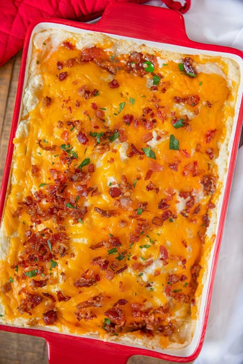 Loaded Mashed Potato Meatloaf Casserole is beef meatloaf, loaded mashed potatoes, bacon and cheese baked until crispy. #dinner #casserole #meatloaf #meatloafcasserole #mashedpotatoes #cheddarcheese #loadedmashedpotatoes #holidaydinner #weeknightdinner #dinnerthendessert