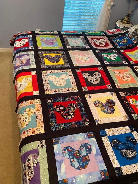 Mickey Mouse Quilt Pattern, Disney Quilt Patterns, Disney Quilts Ideas, Minnie Mouse Quilt, Disney Quilts, Disney Sewing, Bed Coverings, Simple Quilting, Mickey Mouse Quilt