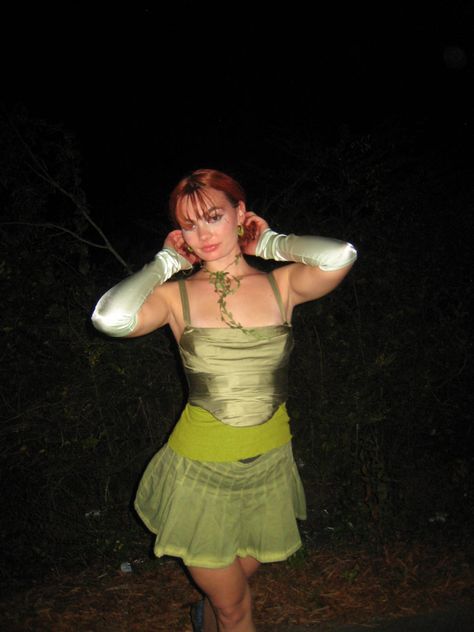 Poison Ivy shrek Fiona costume Halloween 2023 Halloween costume green set skirt corset 2023 2024 vines vibes aesthetic digital camera photos y2k Fiona Shrek Costume, Shrek And Fiona Costume, Shrek Dress, Green Halloween Costume, Shrek Rave, Shrek Aesthetic, Fiona Costume, Shrek Fiona, Fiona Shrek