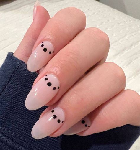 French Accent Nail Designs, Short Dot Nail Designs, Simple Dot Design Nails, Nail Art Dot Designs, Dot Designs On Nails, Black Dot Nail Art, Dot Tip Nails, Geometric Nail Art Almond, Nail Design Dots Simple