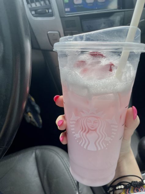 pinky drinky Aesthetic Starbucks Coffee, Pink Drink Starbucks, Aesthetic Starbucks, Drink Starbucks, Strawberry Drinks, Drink If, Bestie Birthday, Pink Food, Pink Drink